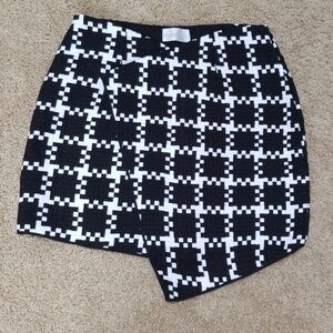 SHAKUHACHI Size M Black with White Woven Envelope Skirt